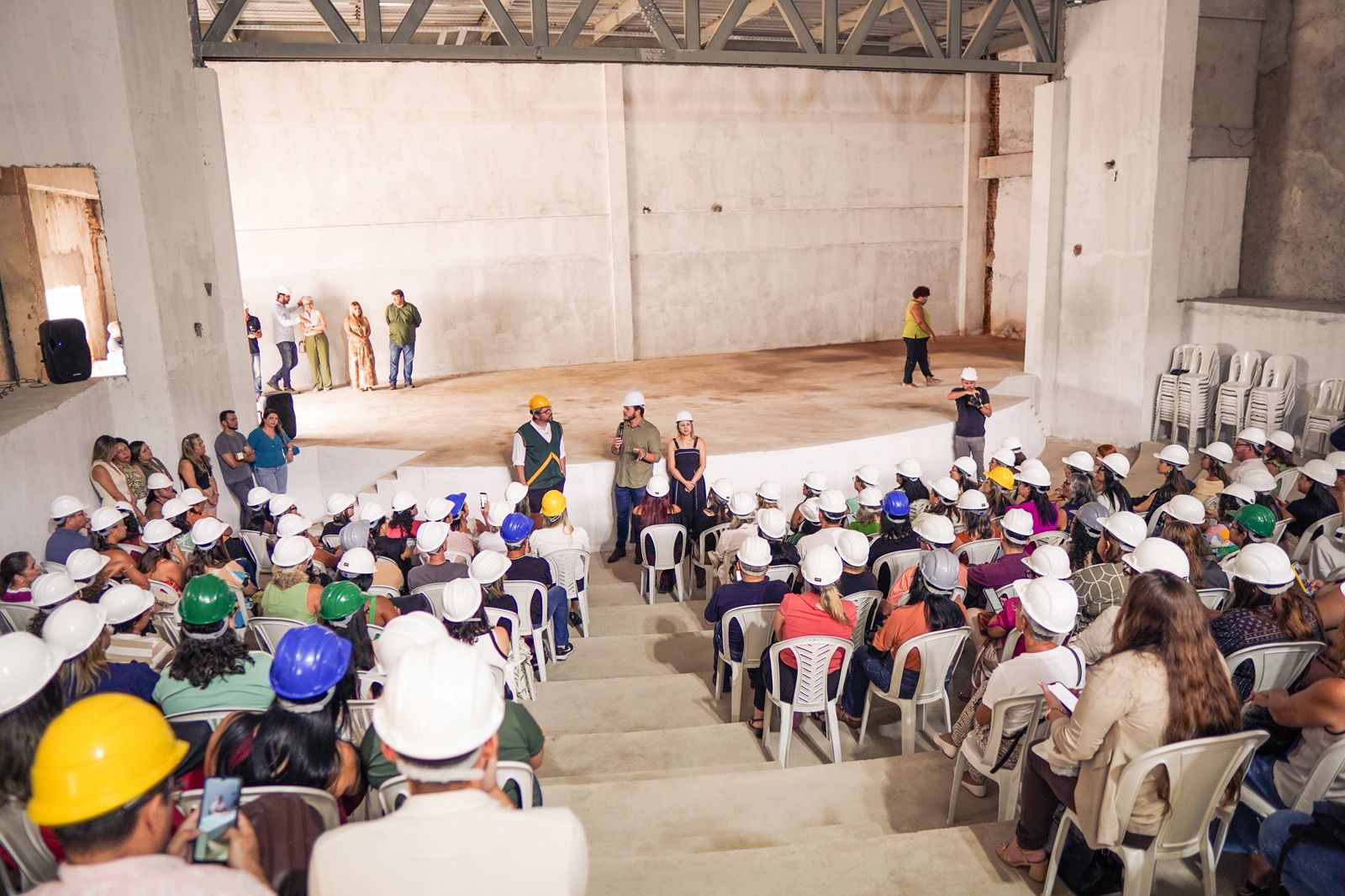Gestores de escolas e creches municipais acompanham obras do Cinema da Educação