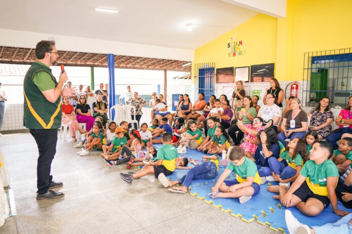 Campina Grande inicia ano letivo para mais de 35 mil estudantes e entrega kits escolares