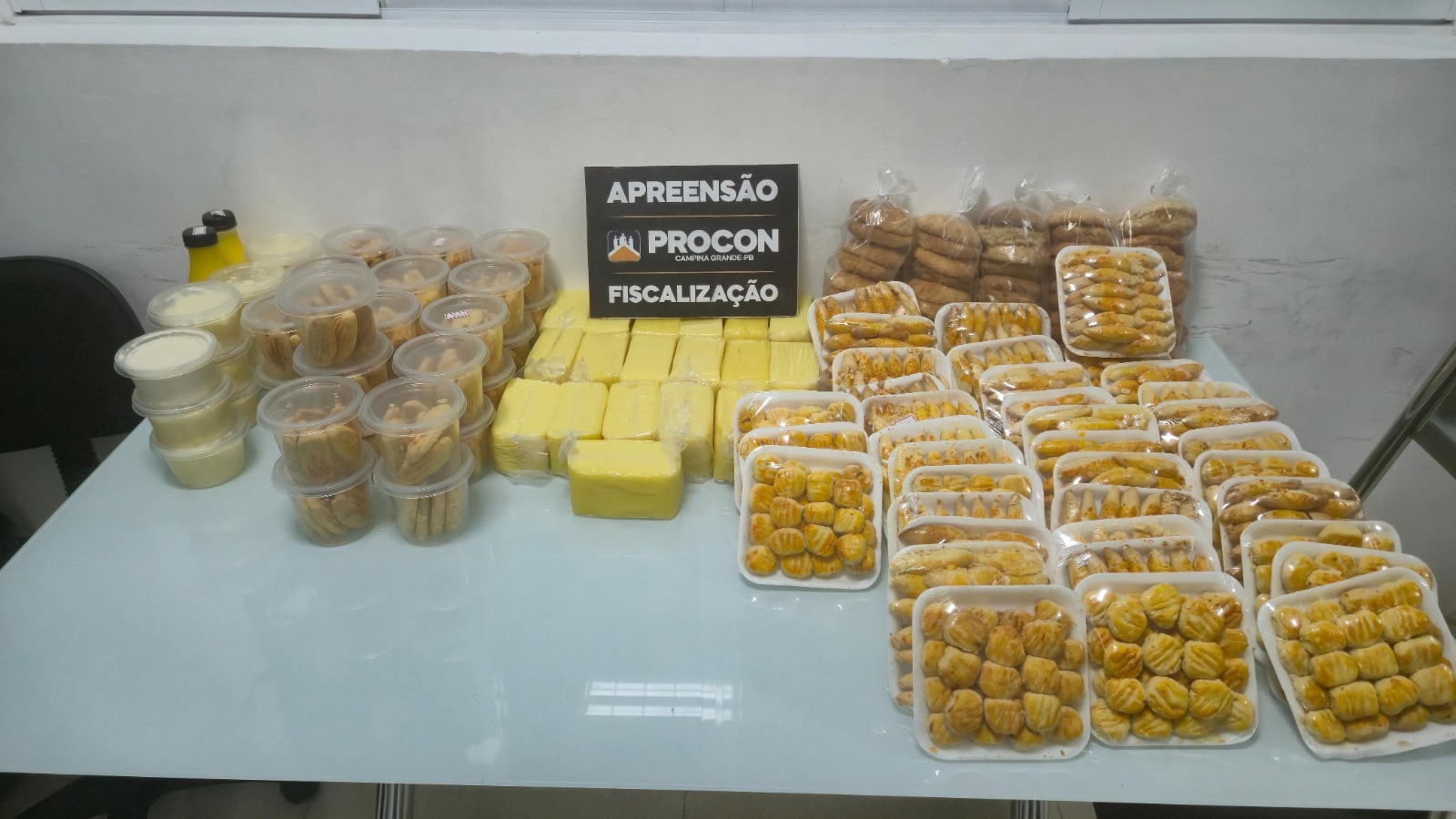 Procon-CG apreende produtos de padaria e laticínios impróprios para consumo no bairro Catolé