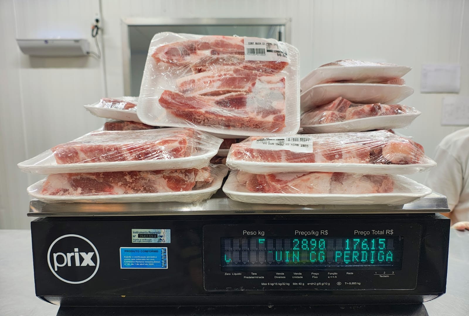 Procon-CG apreende carnes impróprias para consumo em supermercado de atacado no bairro das Malvinas