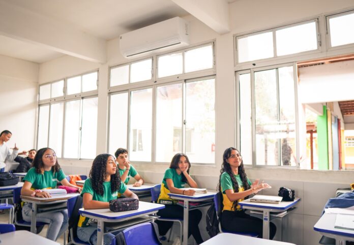 Enquanto o Brasil registra queda no número de crianças e jovens na escola, Campina Grande registra crescimento nas matrículas