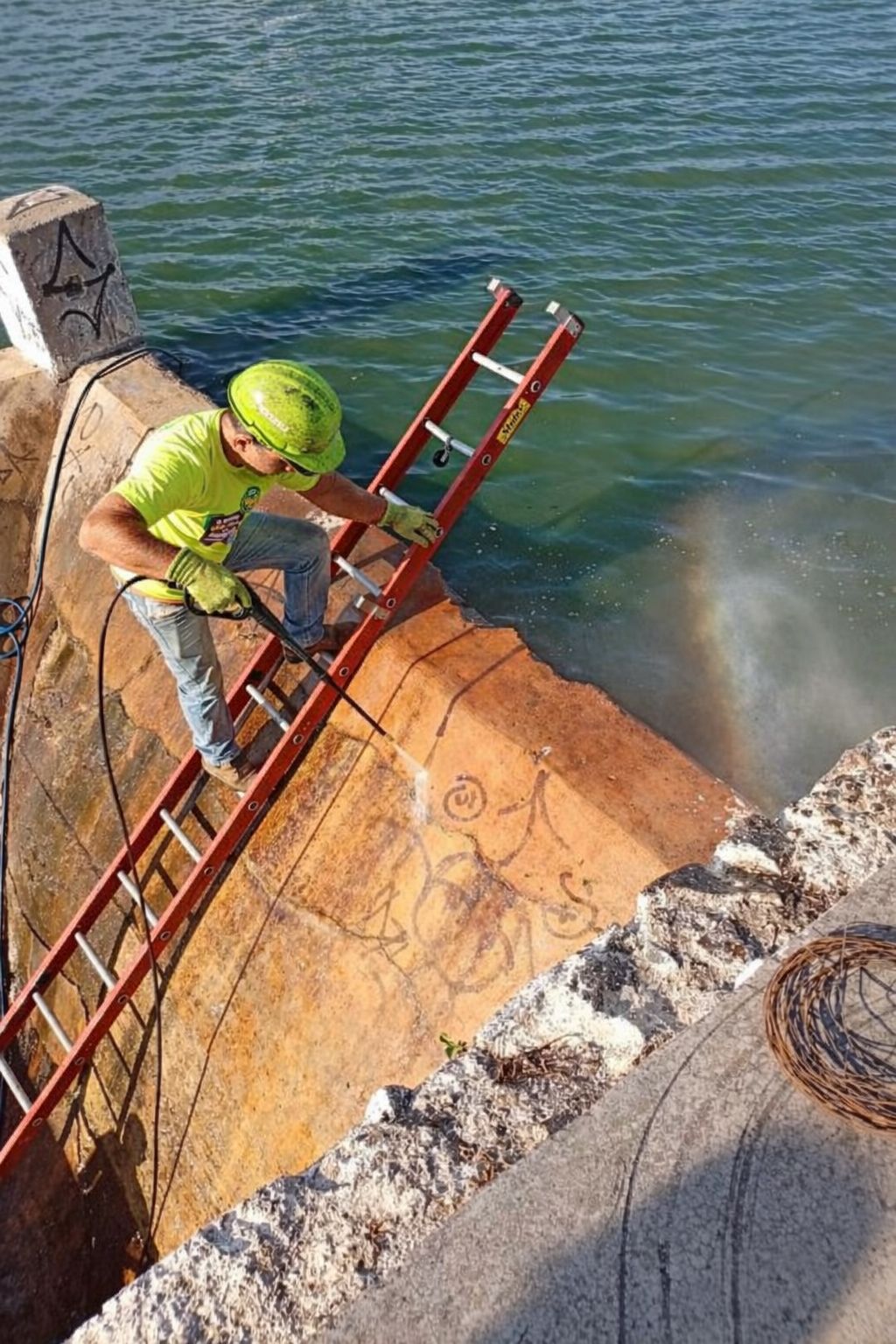 Prefeitura de Campina Grande realiza manutenção preventiva no sangradouro do Açude Velho