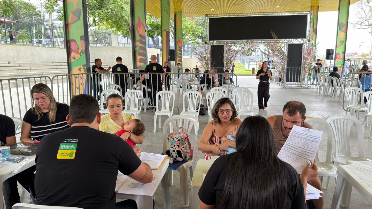 Casais aguardam atendimento na inscrição do Casamento Coletivo em Campina Grande