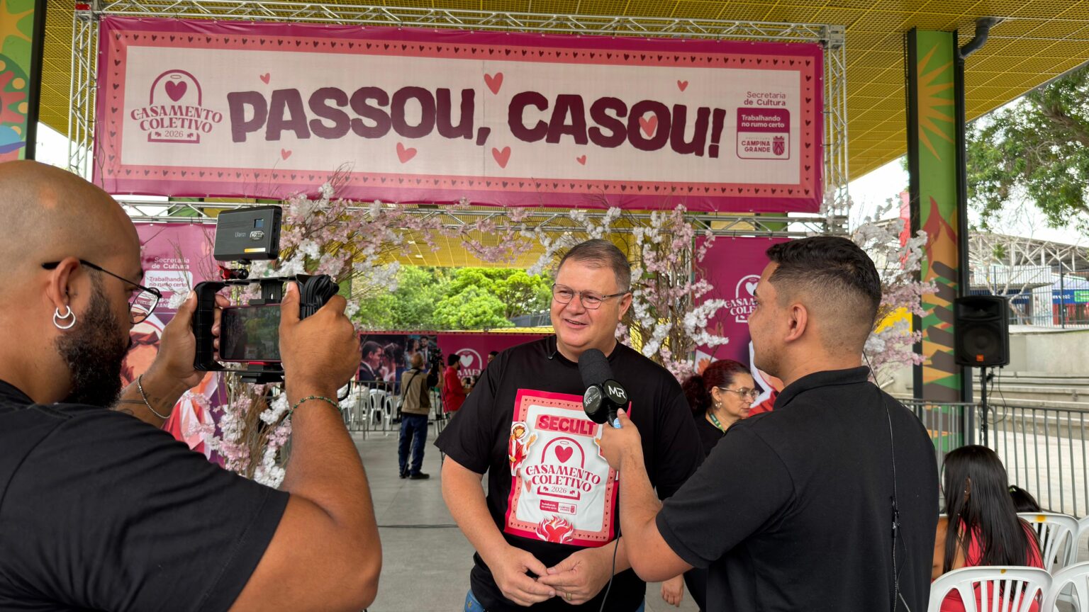 Servidores atendem casais durante inscrição do Casamento Coletivo em Campina Grande