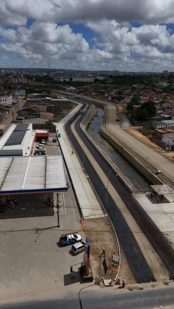 Imprimação asfáltica marca avanço importante na reta final das obras do Canal de Bodocongó