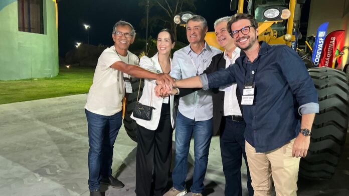 Através do Deputado Federal Romero Rodrigues, Campina Grande recebe motoniveladora no Confep