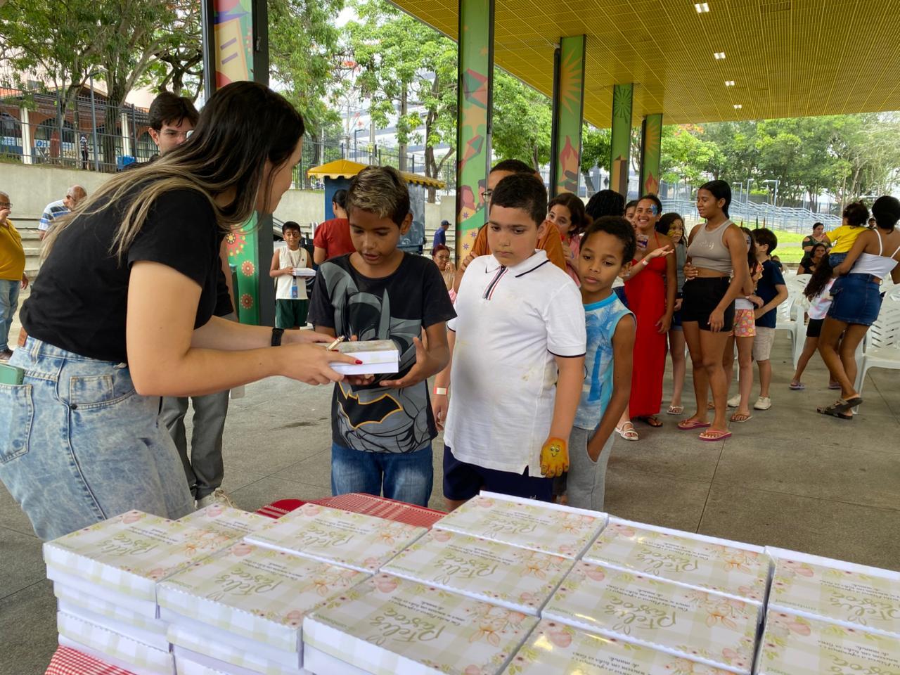 Sesuma promove ação de Páscoa para filhos de catadores vinculados ao programa Recicla Campina
