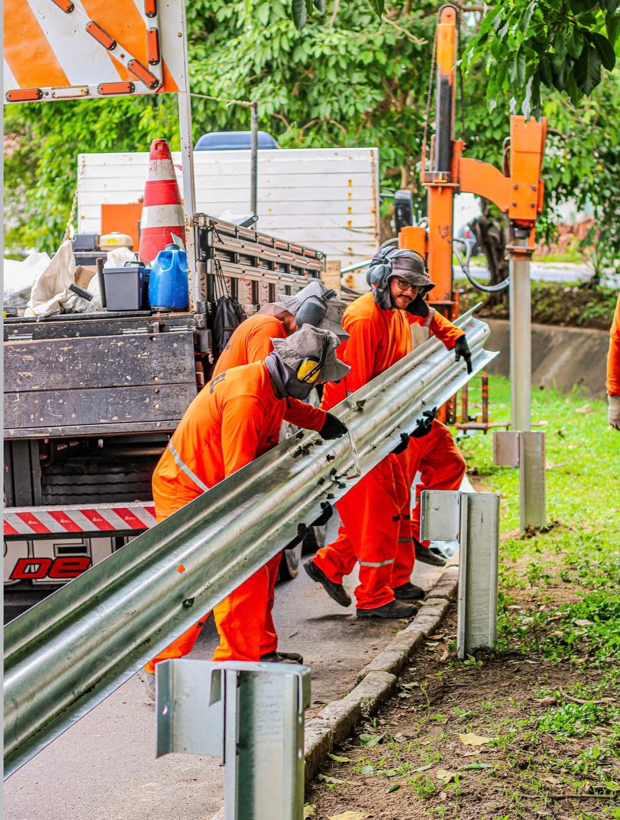 Segurança viária: Prefeitura instala defensas metálicas no Canal no Prado