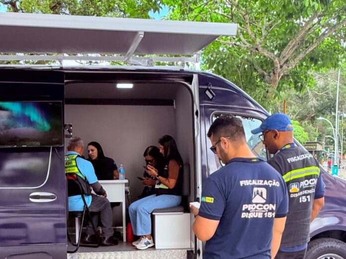 Procon de Campina Grande leva atendimento itinerante à Praça da Bandeira com o Procon móvel