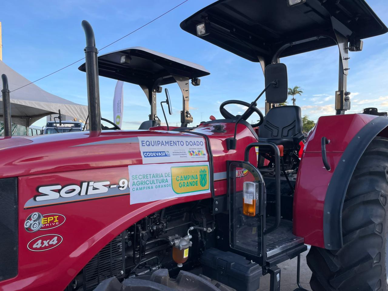 Secretaria de Agricultura de Campina Grande recebe dois novos tratores para o corte de terra