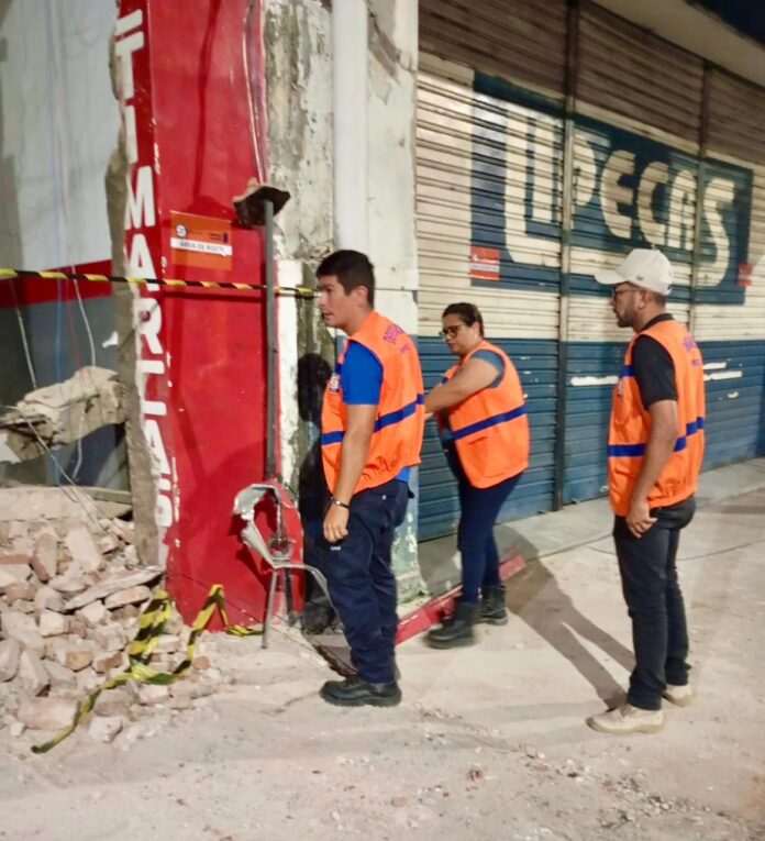 Prefeitura de Campina Grande e Defesa Civil acompanham ocorrência de desabamento em imóvel na Rua João Suassuna