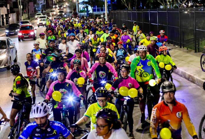 Centenas de ciclistas participam do pedal de abertura do Maio Amarelo, em Campina Grande