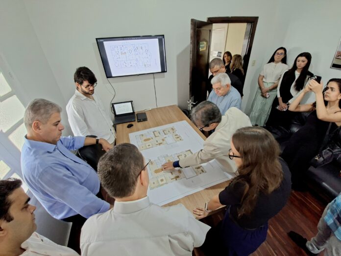 Chefe de Gabinete e vice-prefeito de Campina Grande apresentam a Dom Dulcênio o projeto de renovação do Palácio do Bispo