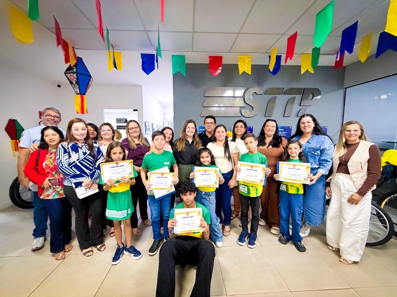 STTP premia estudantes finalistas do Concurso de Redação do Maio Amarelo com bicicletas e certificados