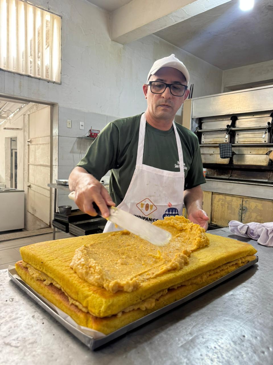 Dedicação e cuidados: saiba como é feita a preparação d’O Maior Bolo de Milho do Mundo