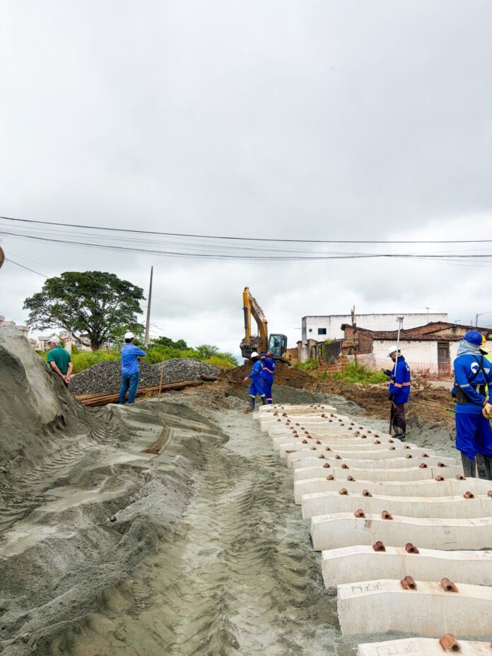 Trânsito na rua Venezuela, no bairro do Tambor, passa por desvio temporário para obras do VLT