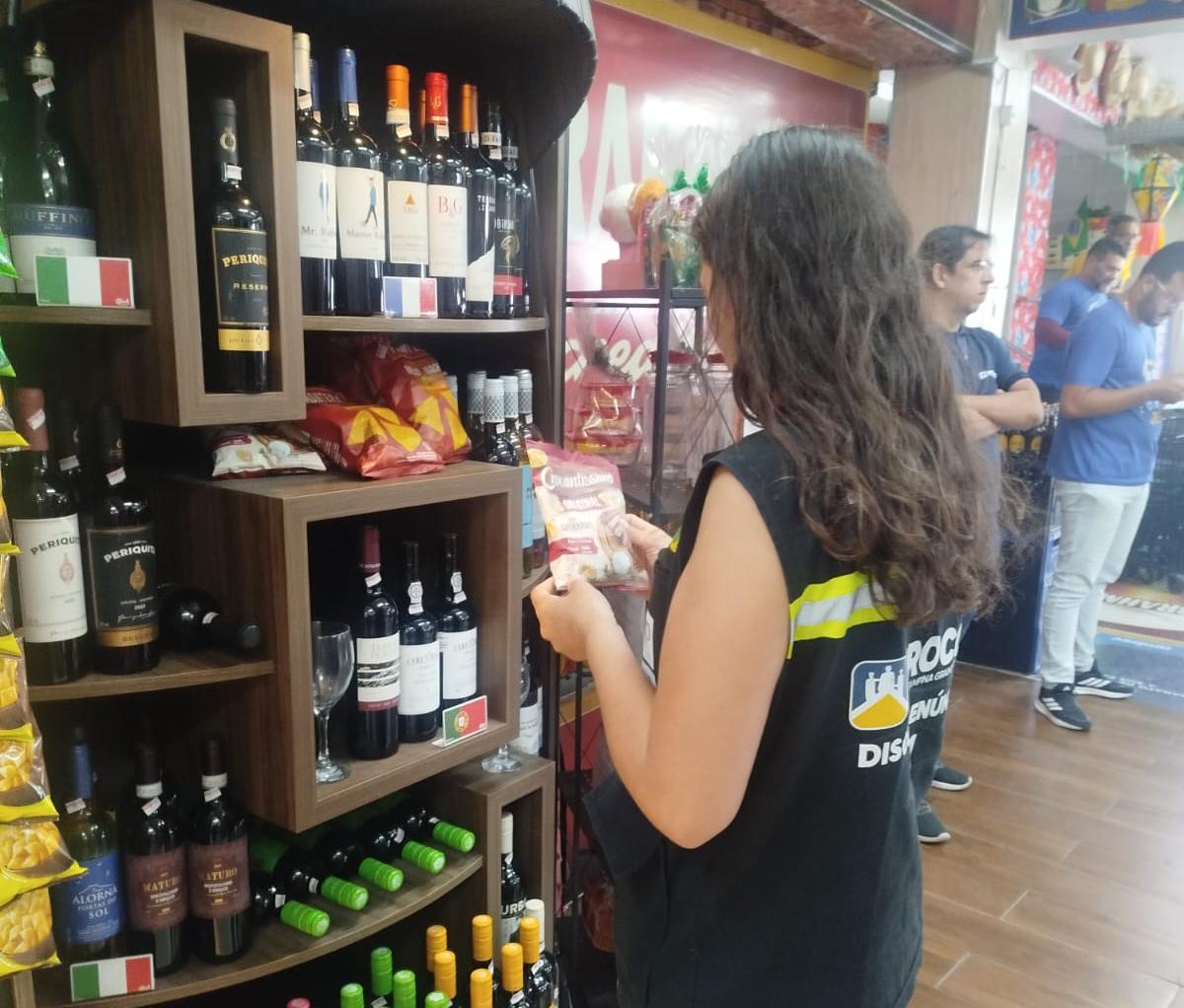 Procon-CG autua estabelecimentos por comercialização de produtos fora do prazo de validade