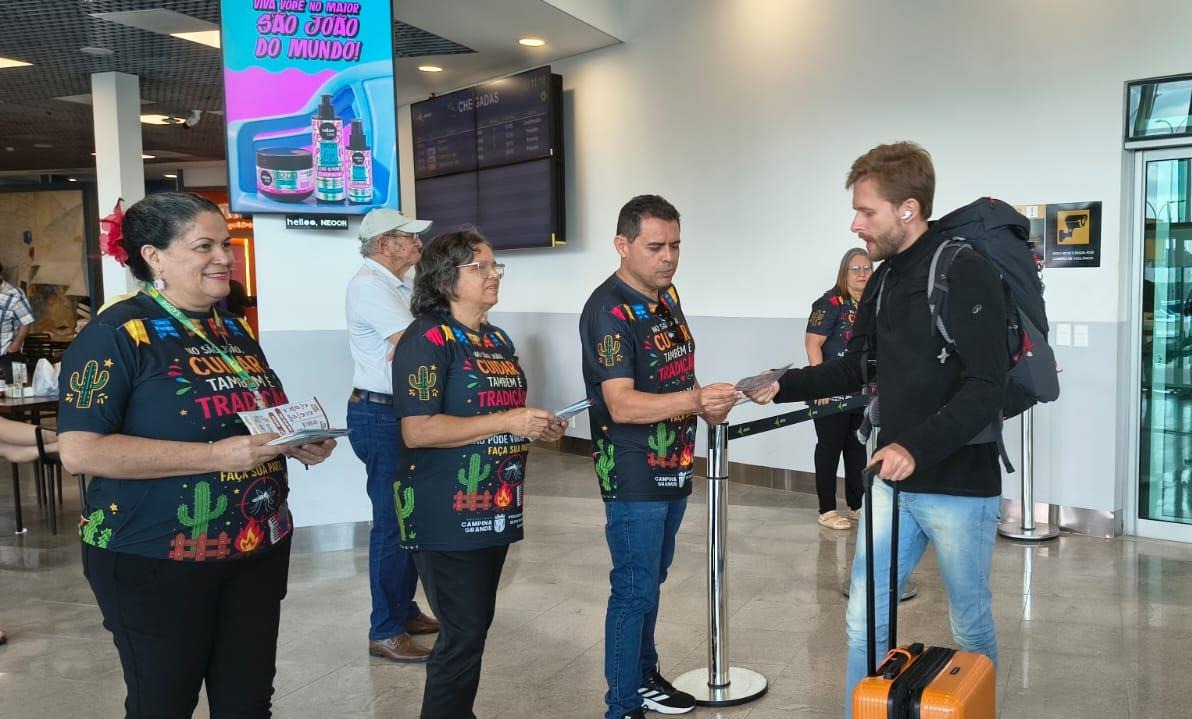 Prefeitura de Campina Grande leva ações de Educação em Saúde para turistas que desembarcam no aeroporto e rodoviária para O Maior São João do Mundo