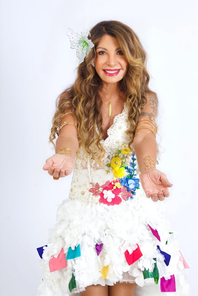 Elba Ramalho mantém tradição em Campina Grande e embala a véspera de São João no Parque do Povo