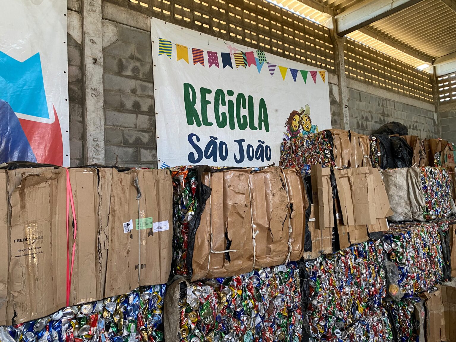 Trabalhadores separam materiais recicláveis recolhidos durante o São João em Campina Grande