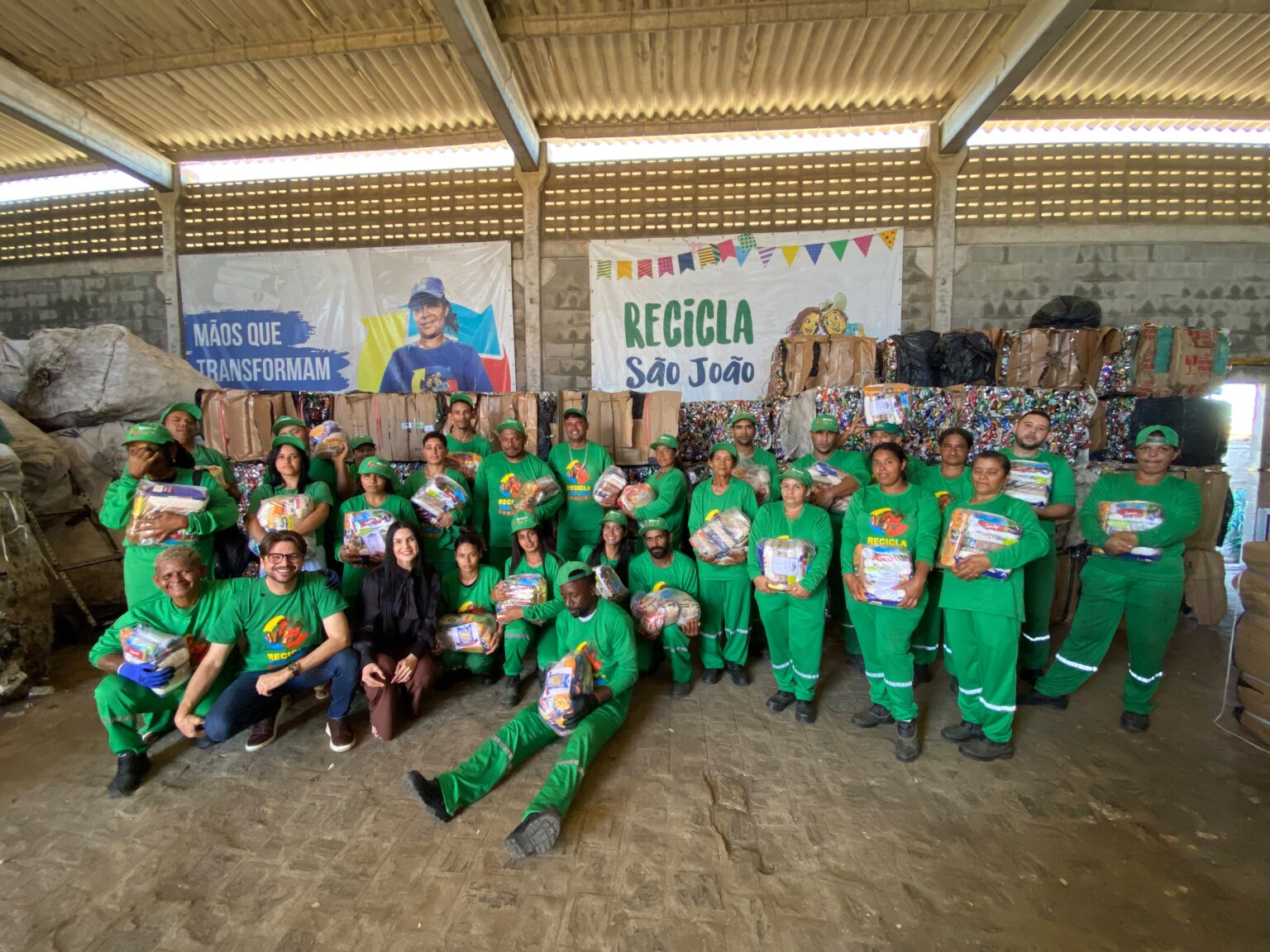 Sacos com materiais recicláveis acumulados durante a operação de coleta no São João
