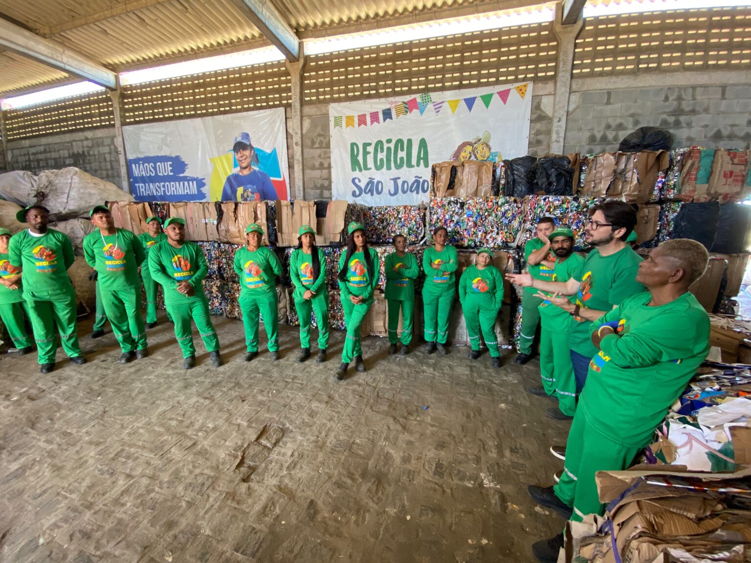 Colaboradores do Recicla São João recebem cestas básicas da Prefeitura de Campina Grande