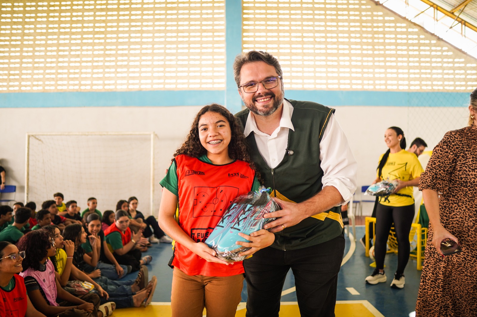 Estudantes da Rede Municipal recebem uniformes e chuteiras do Projeto Futebol de Rua pela Educação