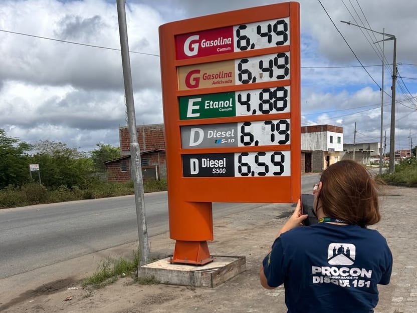 Pesquisa do Procon-CG mostra que consumidor pode poupar até R$ 64,00, na hora de abastecer o veículo tanque