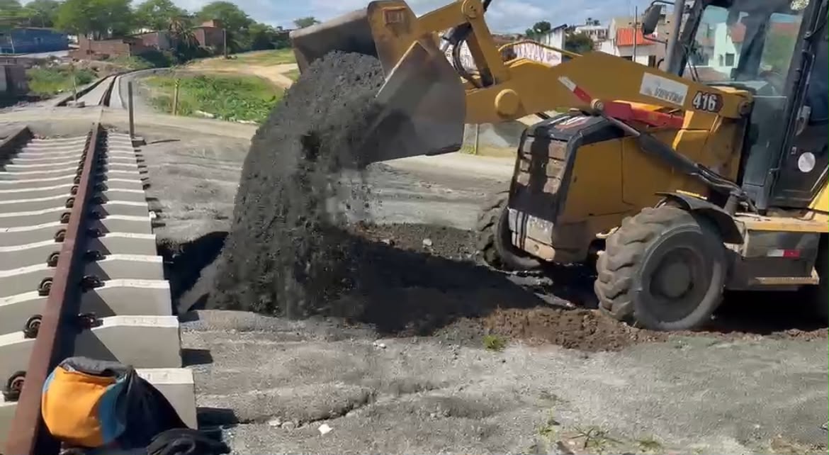 Prefeitura de Campina Grande iniciou neste sábado intervenção emergencial em linha férrea no bairro de Bodocongó