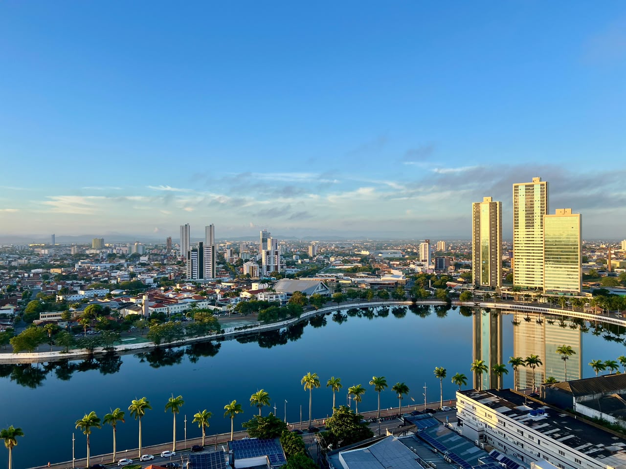 Vista do Açude Velho com prédios e construções no entorno em Campina Grande