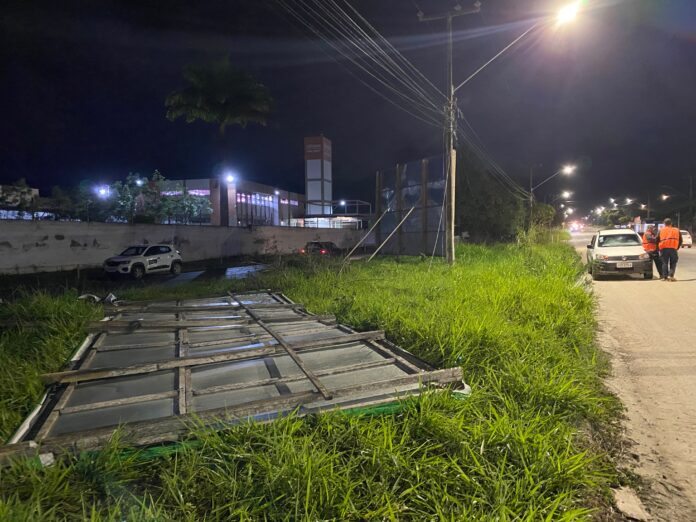 Sesuma retira mais de 20 outdoors irregulares durante Operação Cidade Limpa