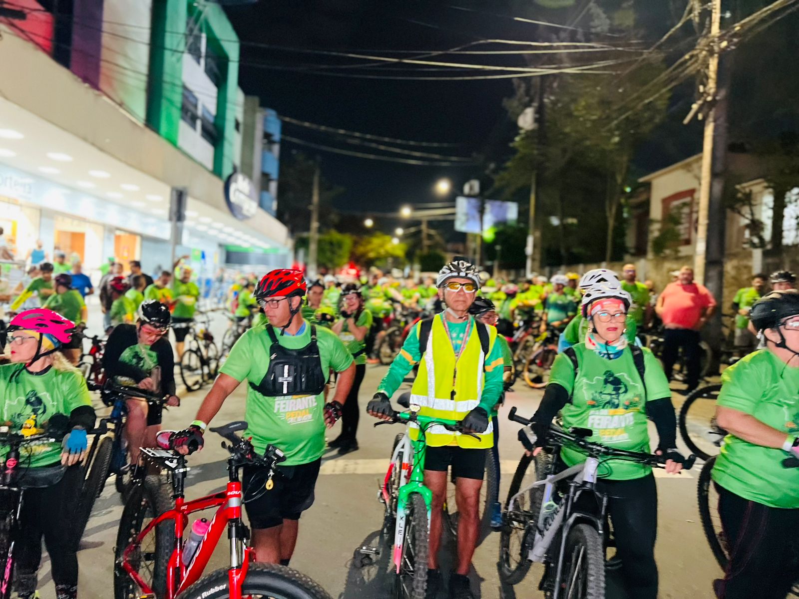 Mais de 200 pessoas participam do Pedal do Dia do Feirante em Campina Grande