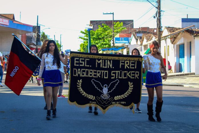 Desfile Cívico-Militar no distrito de São José da Mata encerra programação da Semana da Pátria