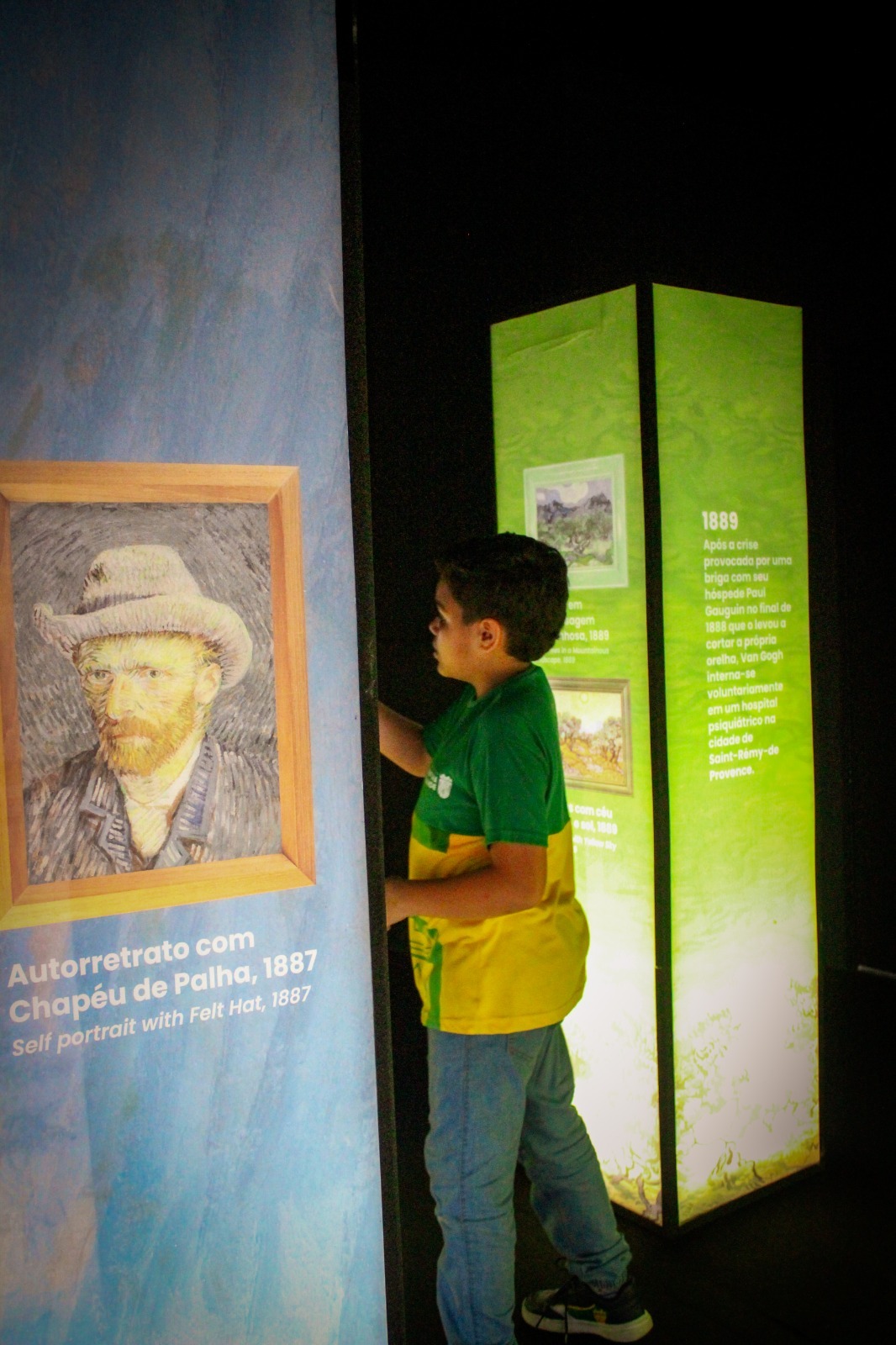 Mais de mil estudantes da Rede Municipal participam de exposição imersiva sobre Van Gogh