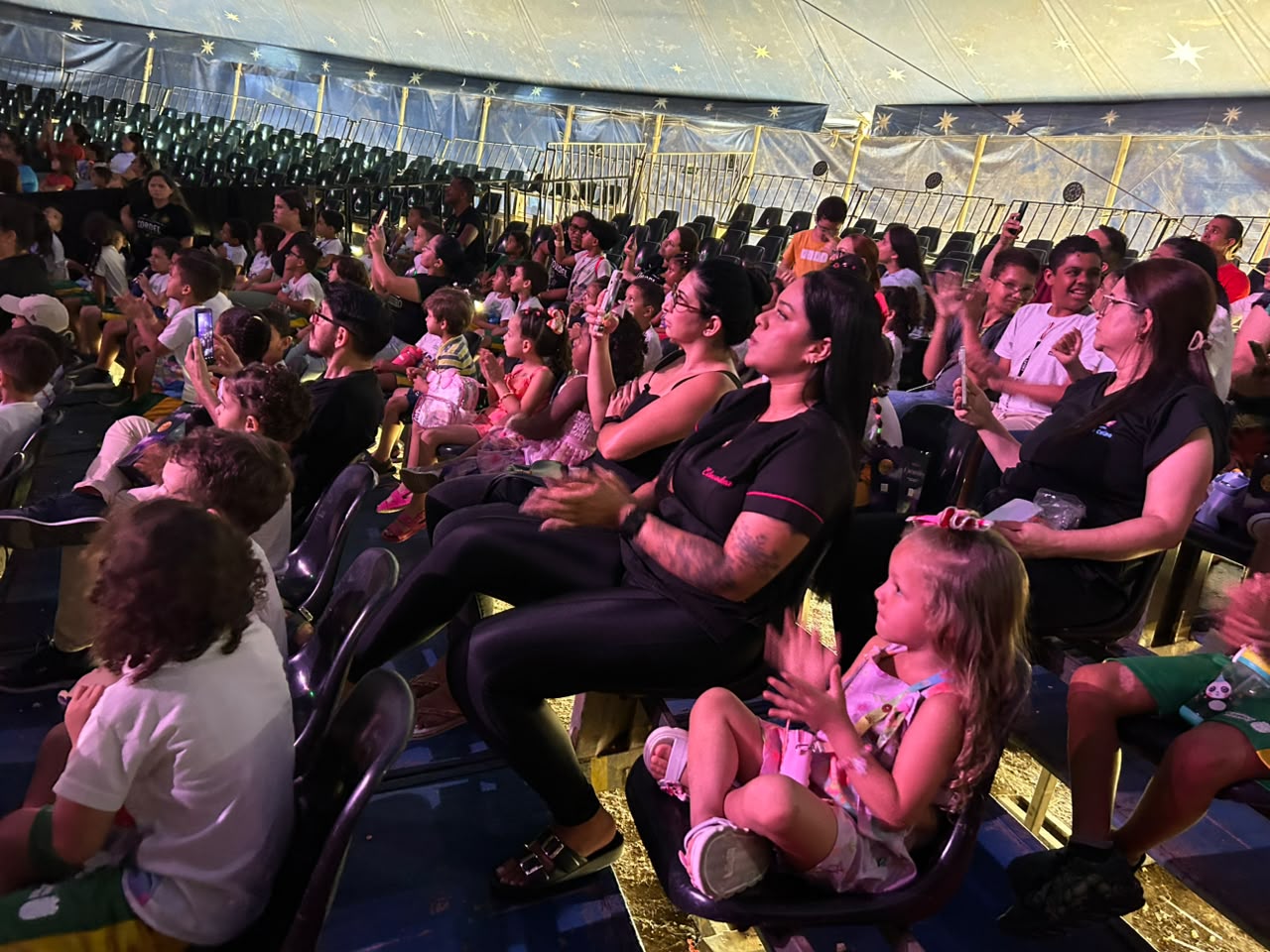 Prefeitura de Campina Grande realiza tarde de lazer com cerca de 700 crianças e adolescentes em circo na cidade