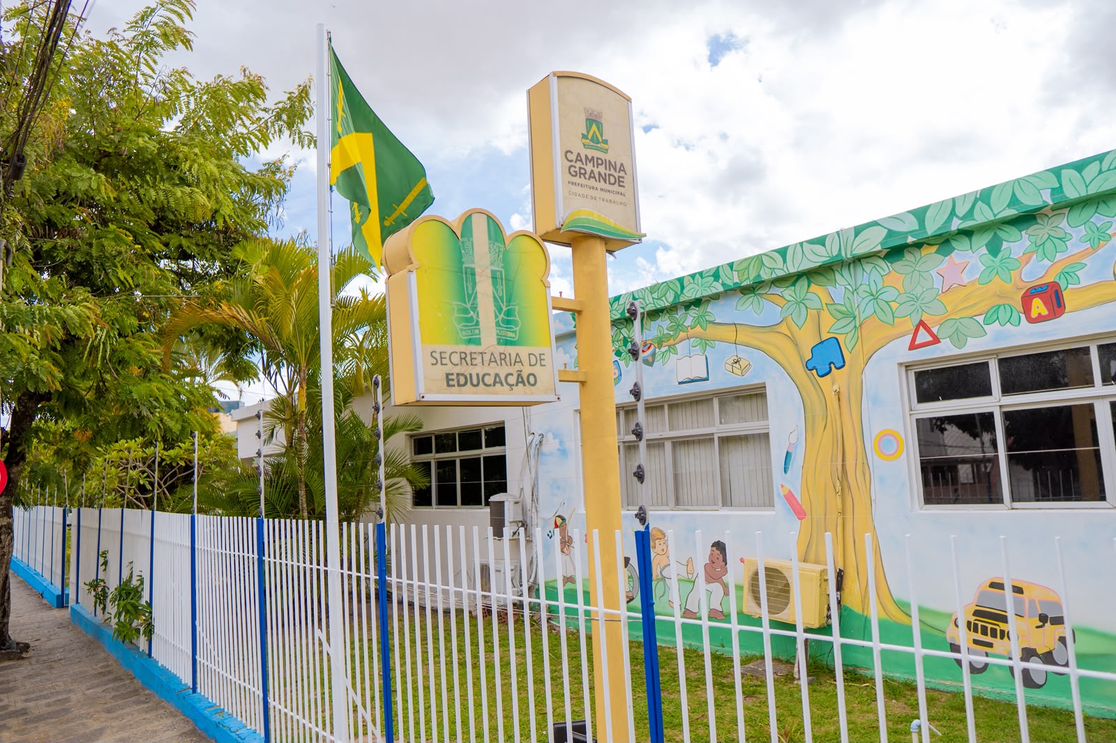 Educação de Campina paga 14º salário a servidores de 36 unidades escolares que avançaram no IDEB
