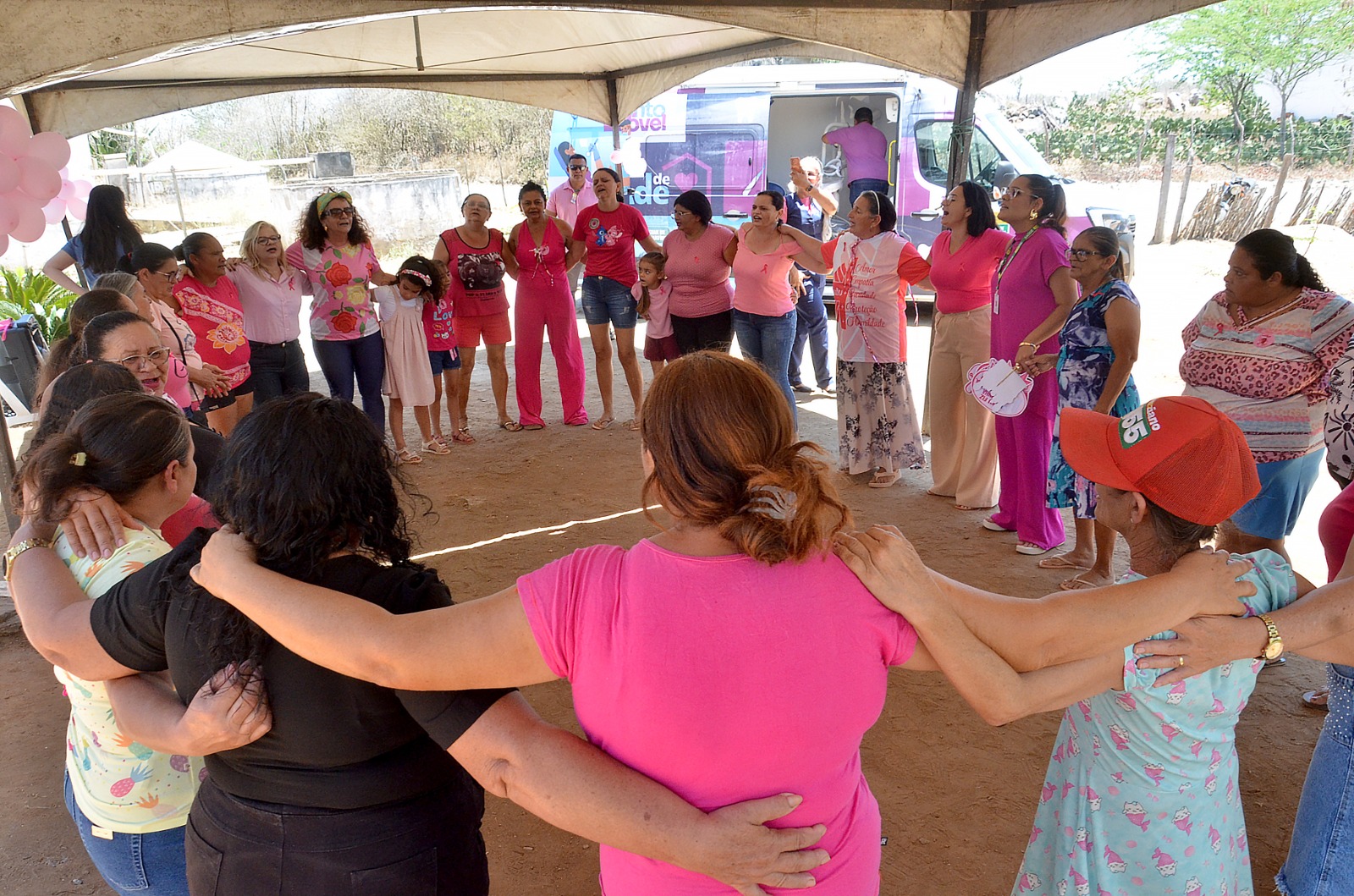 OUTUBRO ROSA: Prefeitura de Campina Grande leva orientações sobre prevenção do câncer de mama e do colo do útero a moradoras da zona rural