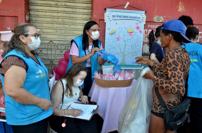OUTUBRO ROSA: Prefeitura de Campina Grande leva serviços de saúde a pessoas em situação de rua, na Feira Central